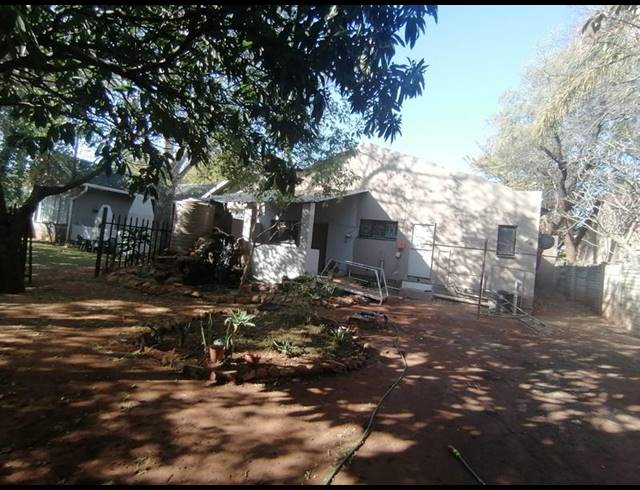 6 BEDROOM HOUSE FOR SALE IN PROTEA PARK